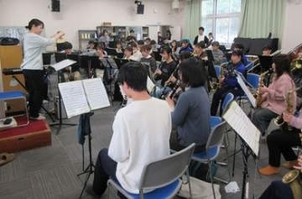 卒業生と奏でる伝統の音色楽しんで　7日井原高音楽部が第40回演奏会