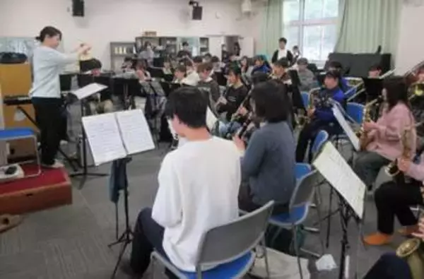 卒業生と奏でる伝統の音色楽しんで　7日井原高音楽部が第40回演奏会