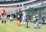 「子どもたちに打撃指導　元阪神の八木さんら、倉敷で野球教室」の画像1