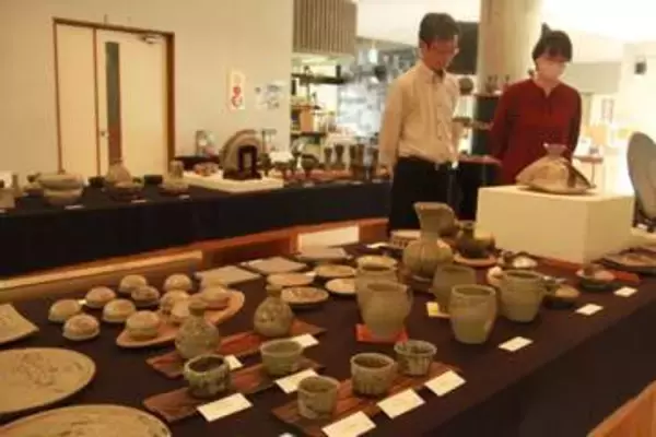 寒風須恵器200点並ぶ 瀬戸内で4人作品展　古代の製法で再現