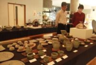 寒風須恵器200点並ぶ 瀬戸内で4人作品展　古代の製法で再現