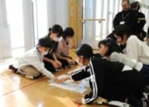 かるた取りで熱戦繰り広げる　子どもたち80人が札取り合う