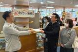 「高梁 漫画美術館入館者65万人突破　砂田さん（岡山）に記念品」の画像1