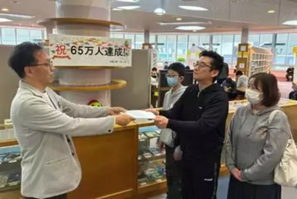 高梁 漫画美術館入館者65万人突破　砂田さん（岡山）に記念品