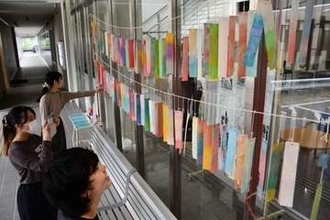 神代和紙の短冊涼やか　新見で展示イベント、岡山市の百貨店でも