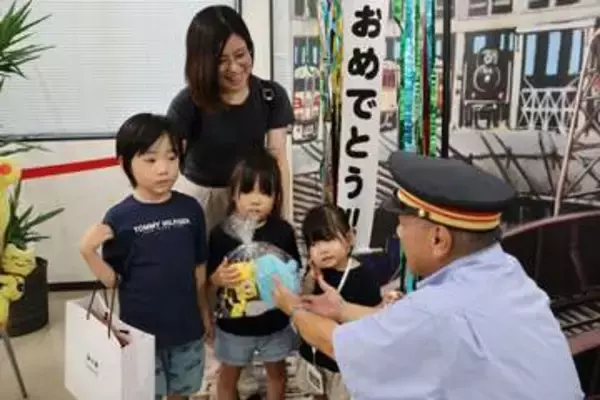 入館60万人突破 津山まなびの鉄道館　桝本さん（兵庫）に記念品