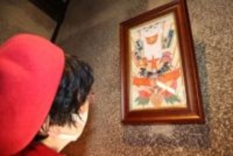 岡山・招き猫美術館に「初詣」を　猫や馬描いた福札、年賀状展示