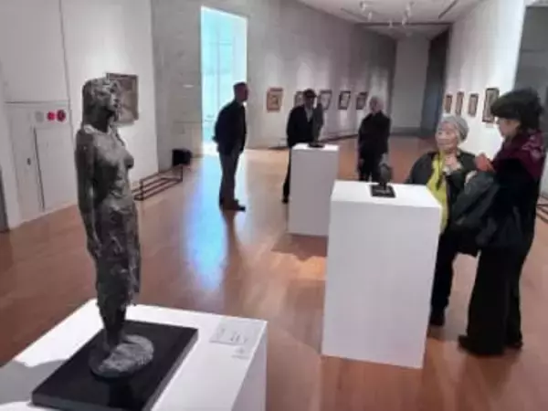 高梁出身 秋岡さんブロンズや洋画　寄贈受け成羽美術館で展示