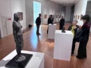 高梁出身 秋岡さんブロンズや洋画　寄贈受け成羽美術館で展示