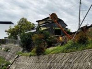 町道の一部とのり面が崩落 民家の物置傾く　けが人なし 早島町が原因調査へ