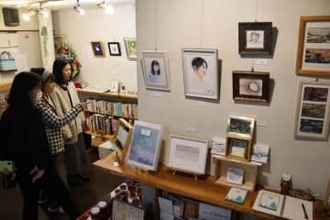 絵画や手芸約200点　真庭で女性作家グループ展