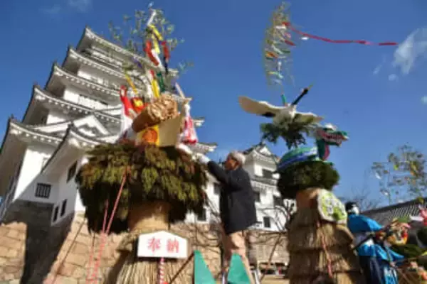 とんど7基 縁起物で装飾　福山城天守前広場 祭り前に住民設置
