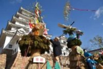 とんど7基 縁起物で装飾　福山城天守前広場 祭り前に住民設置