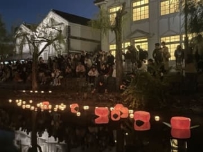 川面に浮かぶ桃キャンドル　倉敷・美観地区でイベント