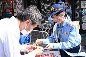 熊除け詐欺除けに鈴配る　美作署作製　大使の安倉柚羽さん「注意を」