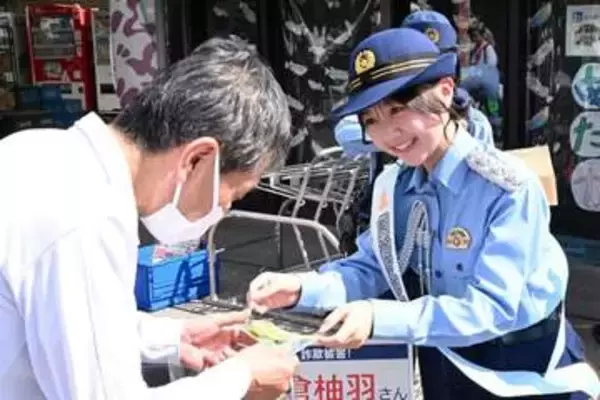 熊除け詐欺除けに鈴配る　美作署作製　大使の安倉柚羽さん「注意を」