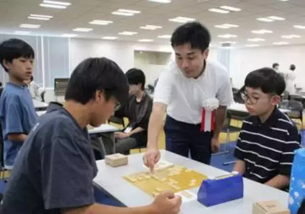 小中学生棋士82人が熱戦　岡山で菅井竜也八段「こども最強戦」