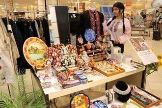 華やか ウクライナ工芸品や衣装　倉敷で展示販売始まる 6日まで