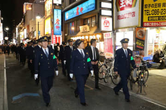 岡山県警が繁華街で一斉巡視　街頭犯罪抑止へ警察官80人動員