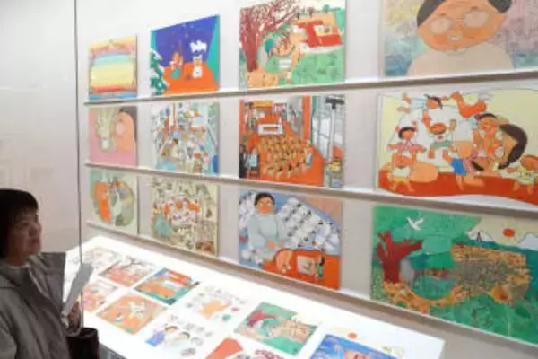 心温まる絵本原画や漫画　倉敷市立美術館、矢部さん親子展終盤