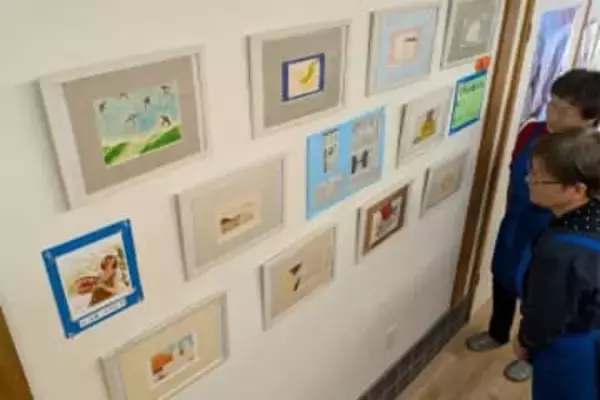 あさのさんの小説「かんかん橋」　美作・ほたる館で連載時の挿絵展示