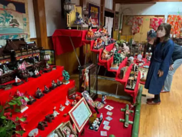 7年ぶりひな祭り 住民持ち寄り飾る　岡山・建部 段飾りや手作り雛