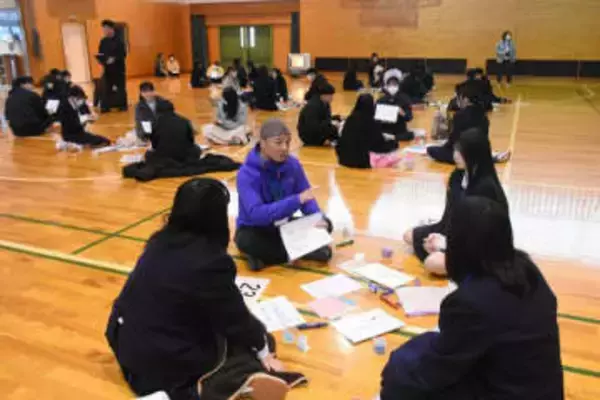 大人たちと語り新たな発見　勝山高で将来考える催し