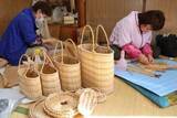 「真庭・蒜山伝統「がま細工」作り最盛期　熟練の女性ら手作業で編み上げ」の画像1