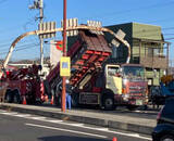 「ダンプカーが荷台上げ、標識柱に衝突　岡山・倉田の県道」の画像1