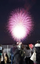 物語にちなみ冬花火500発 　倉敷ロケ映画「蔵のある街」再上映