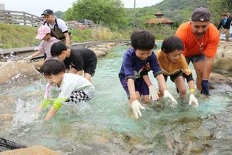 アジつかみ取り体験など充実　シーパーク大浜、動物触れ合いやマルシェも