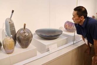 石川・能登島ガラス美術館の収蔵品15点披露　鏡野・妖精の森美術館で復興祈念展