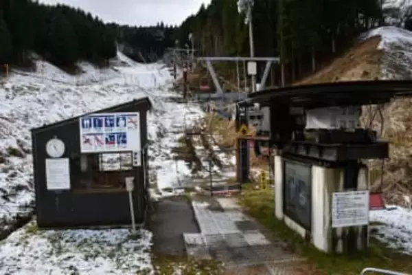 新見・いぶきの里スキー場　20日開業へ準備、降雪期待　