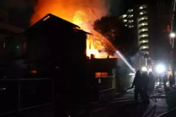 民家全焼 住民男性が軽傷　岡山・北区