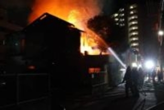 民家全焼、1人けが　岡山・北区