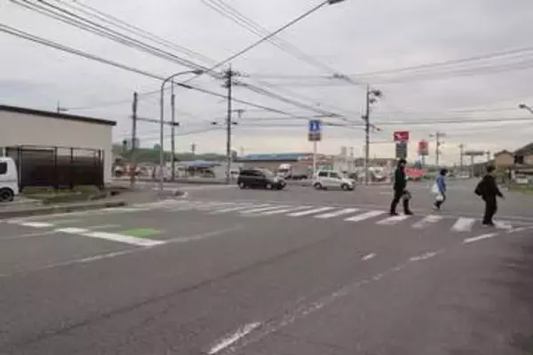 井原の交差点で車にはねられ女性重体　容疑で22歳の男逮捕 井原署