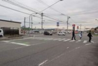 井原の交差点で車にはねられ女性重体　容疑で22歳の男逮捕 井原署