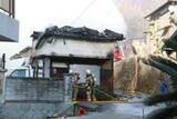 「民家と空き家全焼 瀬戸内　1人死亡 住人男性か」の画像1