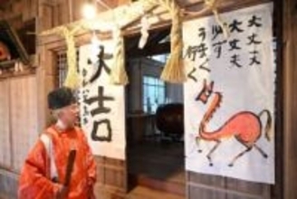 「うまく行く」馬の書画登場　美作・梶並神社の拝殿
