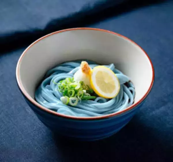 青い麺の「讃岐あえぇうどん」　児島ジーンズストリート協組など開発