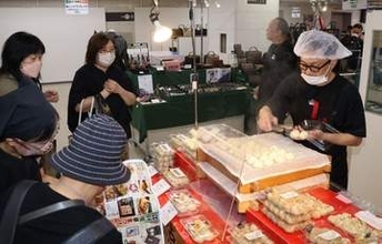 浅草団子、手打ちそば… 東京・浅草のグルメや工芸品がずらり　「江戸・浅草まつり」開幕　天満屋岡山店 28日まで