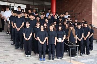 沖縄慰霊の日　美作大沖縄出身学生が黙とう