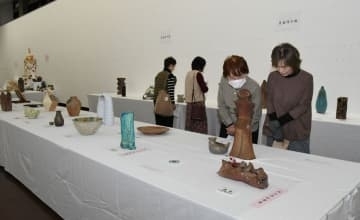 岡山県陶芸同好会展　11月30日まで天神山文化プラザ