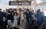「古里、旅先で年越し帰省ラッシュ始まる　駅や空港混雑、Uターンピークは3日」の画像1