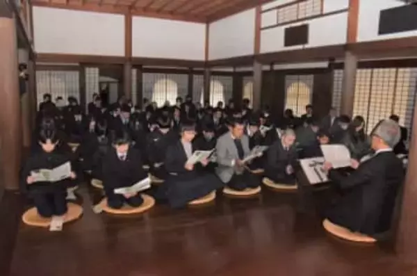 論語朗誦し新年の誓い　備前・旧閑谷学校「読初の儀」