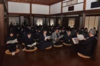 論語朗誦し新年の誓い　備前・旧閑谷学校「読初の儀」
