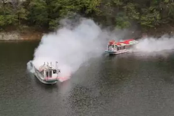 帝釈峡で湖水開き 新緑満喫　遊覧船パレードやステージ
