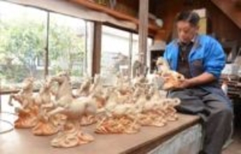 白備前の馬 力強く疾走　備前焼作家・木村玉舟さん 干支置物窯出し