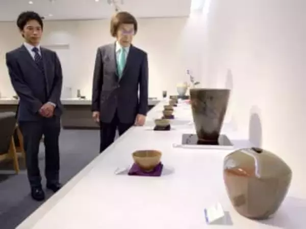 虫明焼黒井千左・博史さん父子展　天満屋福山店で開幕 茶器や皿70点