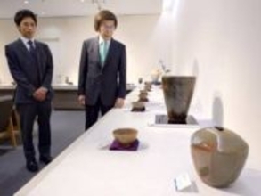 虫明焼黒井千左・博史さん父子展　天満屋福山店で開幕 茶器や皿70点